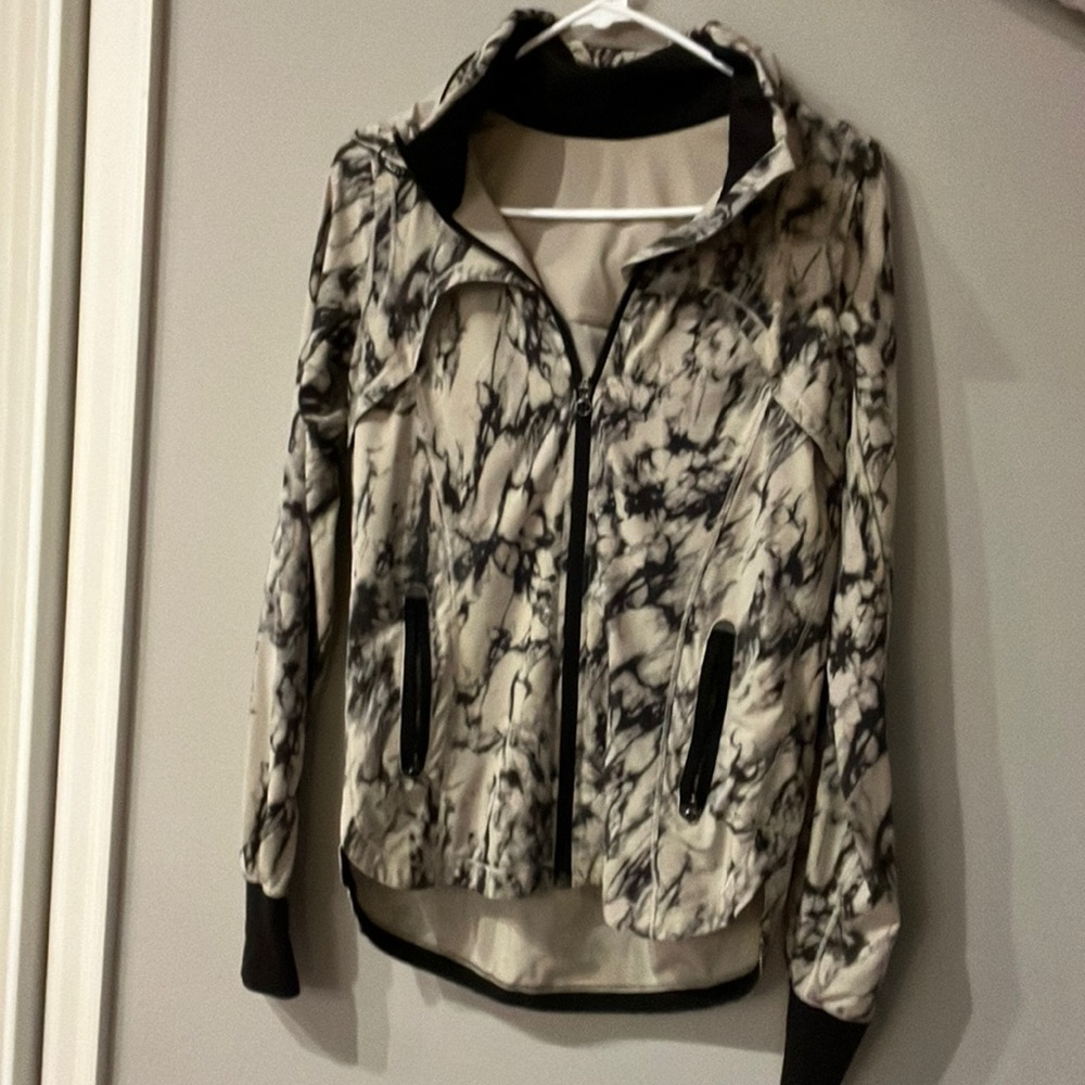 LIMITED EDITION lululemon Classic fit ventilated running jacket marbled color